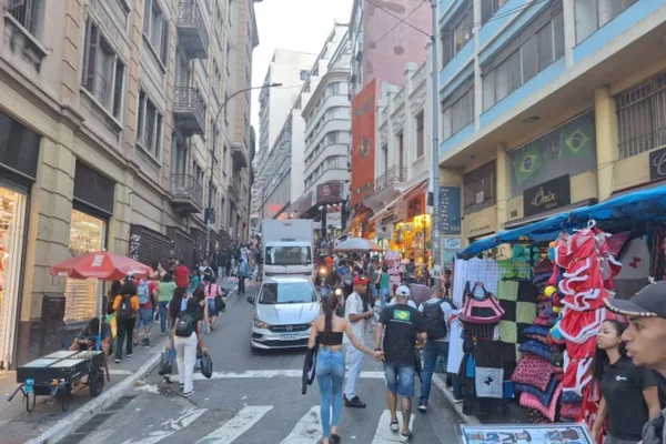 Relatório realizado pelo Governo dos Estados Unidos apontou a Rua 25 de Março, no centro de São Paulo, como um notório mercado de pirataria - Metrópoles