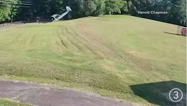 imagem colorida avião capota ao aterrisar nos eua