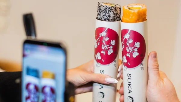 Dois sushi rolls diferentes sendo fotografados