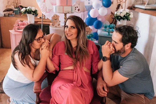 Trisal Priscila Machado, Regiane Gabarra e Marcel Mira estão à espera do filho Pierre