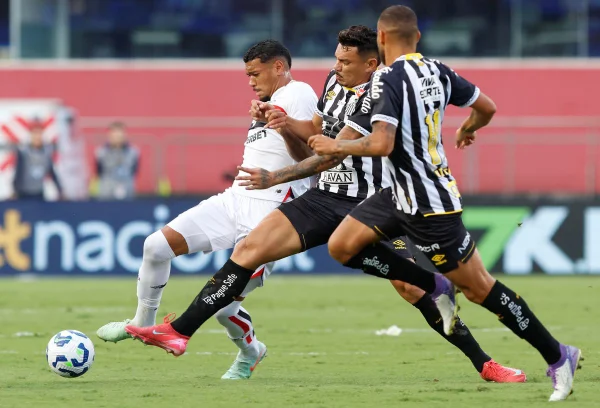 São Paulo derrota Santos e vence a primeira no Brasileiro; veja gols