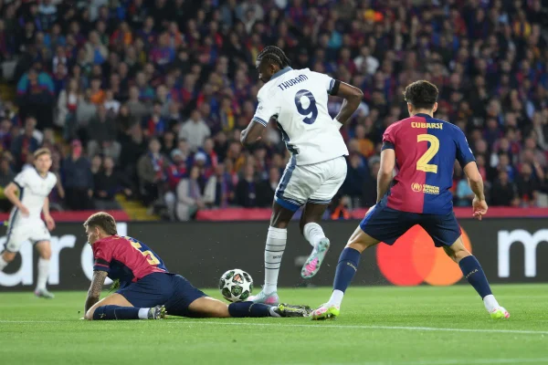 Foto colorida do momento em que Thuram marca para a Inter contra o Barcelona - Metrópoles