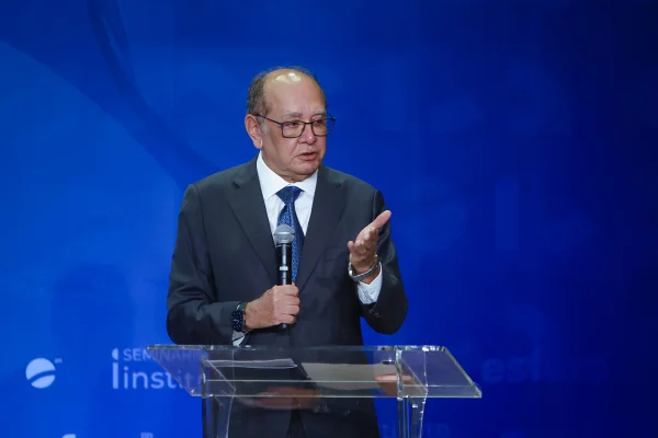 Gilmar Mendes em cerimônia no IDP - Metrópoles
