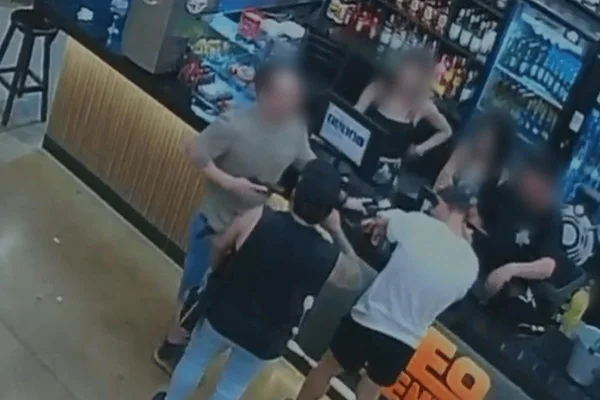 Major da PMDF questiona conta em bar, saca arma e ameaça funcionáros