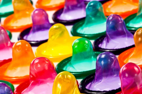 Precisa trocar a camisinha durante o sexo? Especialista responde