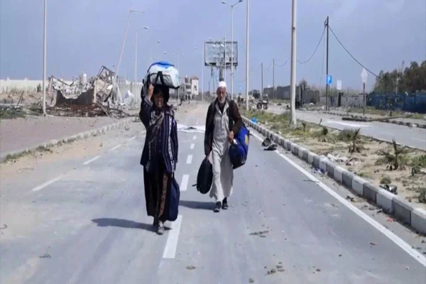Abdullah e Aisha Qarmout caminhando pela rua Al Rachid no caminho do norte de Gaza para o sul - Metrópoles