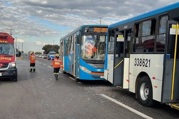 Acidente entre dois ônibus na EPNB deixa quatro feridos