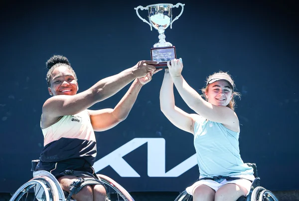 Imagem colorida de Vitória Miranda e Luna Gryp com o troféu do Australian Open - Metrópoles
