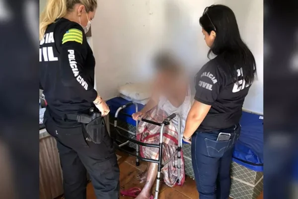 Idosa de 71 anos é resgatada pela polícia após ser abandonada pelo neto em Goiânia, Goiás