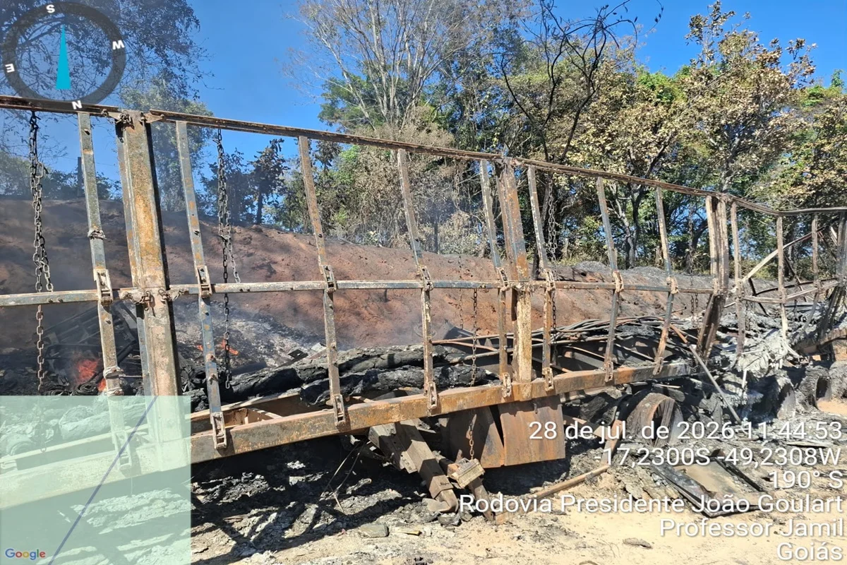 Carreta tombou e pegou fogo no km 562 da BR-153, em Professor Jamil (GO), enquanto seguia em direção a São Paulo. Motorista conseguiu desacoplar o cavalo mecânico e não ficou ferido Carreta tombou e pegou fogo no km 562 da BR-153, em Professor Jamil (GO), enquanto seguia em direção a São Paulo. Motorista conseguiu desacoplar o cavalo mecânico e não ficou ferido