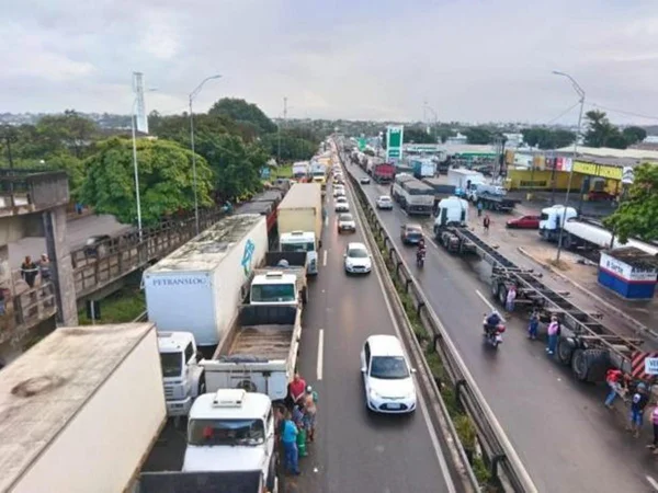 Greve sinalizada: líder dos caminhoneiros na Paraíba diz que oferta de Bolsonaro é 'absurda'