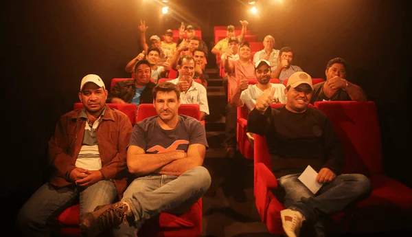 Projeto realiza sessões de cinema para caminhoneiros de todo o país