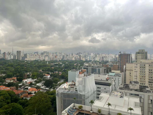 foto colorida de tempo encoberto na capital; céu escuro com previsão de chuvas - Metrópoles