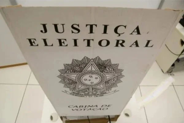 Imagem colorida de uma cabine de votação da Justiça Eleitoral
