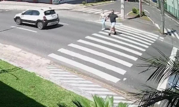 Vídeo mostra atropelamento de pai e filha em SC; homem morreu