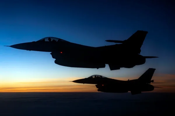 Imagem colorida mostra dois caças F-16; aeronaves - Metrópoles