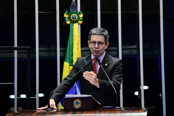 Em discurso, à tribuna, líder do governo no Congresso Nacional, senador Randolfe Rodrigues (sem partido-AP).