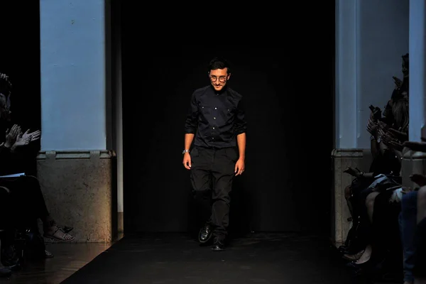 Na imagem com cor, o estilista Marco de Vincenzo durante o encerramento de desfile da Etro - Metrópoles