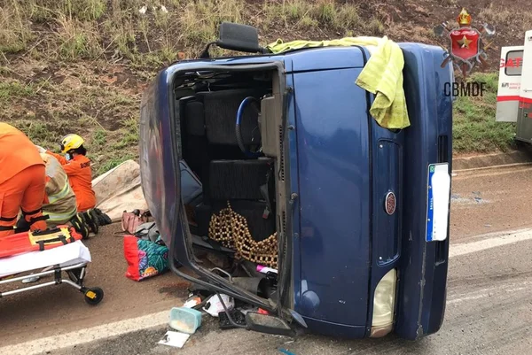 DF: van com cinco crianças tomba e passageiros são hospitalizados
