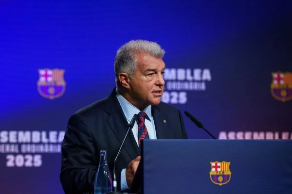 Foto colorida de Joan Laporta - Metrópoles