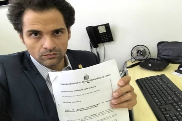 Presidente de Câmara quer proibir decote e maquiagem em servidoras