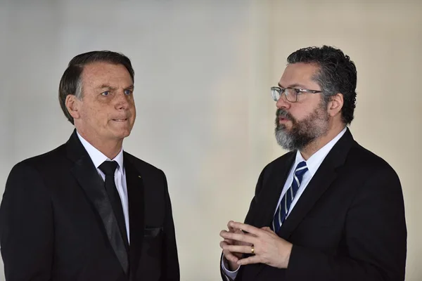 Bolsonaro até hoje não telefonou para Ernesto Araújo após demiti-lo