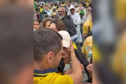 Ele trocou abraços e fez promessas aos eleitores de direita Ele trocou abraços e fez promessas aos eleitores de direita