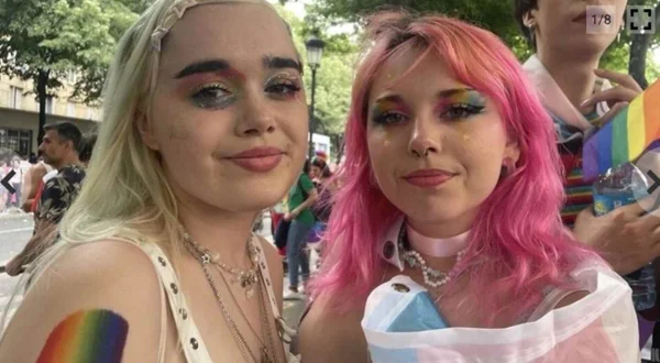 Duas mulheres com cabelos coloridos