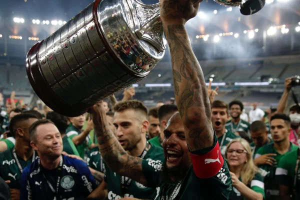 Era Crefisa: de estádio novo a títulos, Palmeiras se reconstruiu na década