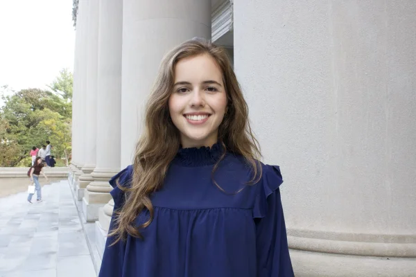 Foto colorida mostra estudante goiana Sarah Borges, que se destacou em Harvard - Metrópoles