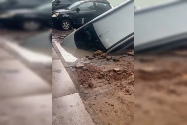 Imagem colorida de carro em cratera