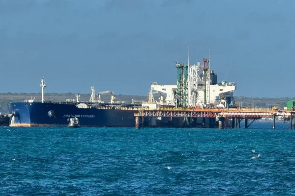 Petroleiro russo chega a cuba com 100 mil toneladas de petróleo