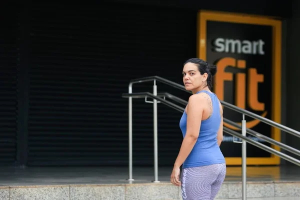 Alinni Cristina Santos em frente à Smart Fit da 206 Norte: coronavírus