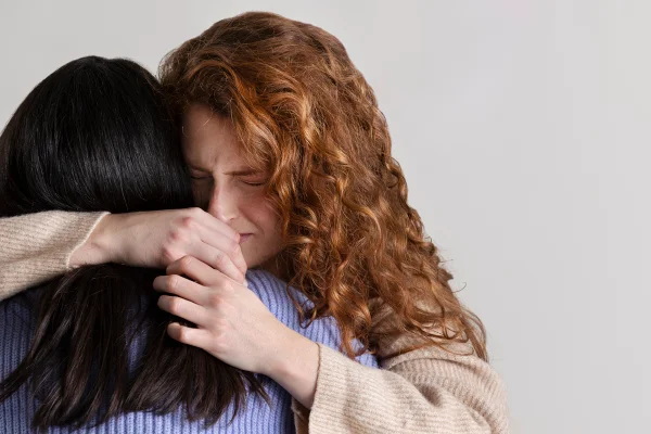 Foto colorida de duas mulheres se despedindo - Adeus! Entenda como o seu cérebro lida com despedidas - Metrópoles