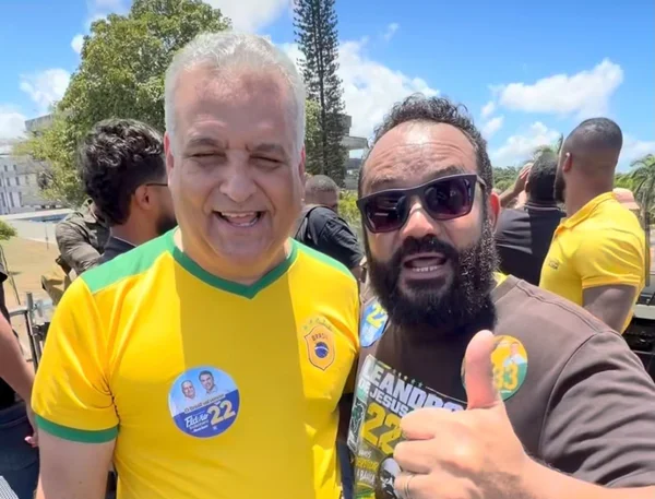 Reta final: ato de vice de Flávio tem fuzil de brinquedo e bandeira dos EUA - destaque galeria Reta final: ato de vice de Flávio tem fuzil de brinquedo e bandeira dos EUA - destaque galeria