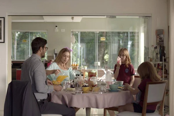 Foto colorida do filme Uma Família Feliz - Metrópoles