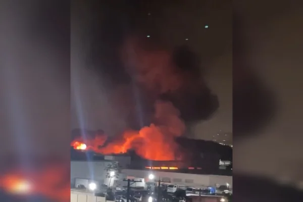 Incêndio atinge borracharia em São Mateus - Metrópoles