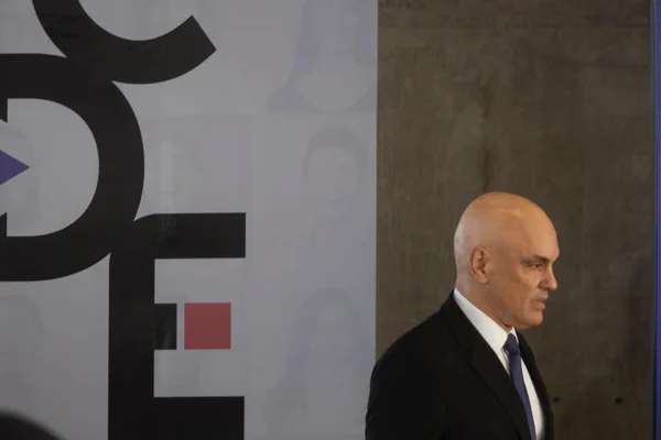 Alexandre de Moraes chega para coletiva de imprensa no TSE
