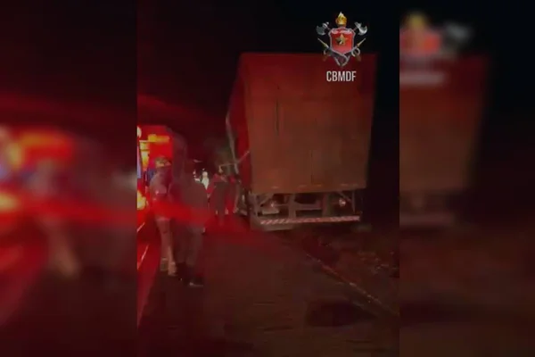 Caminhão encostado na pista ao lado de carros de bombeiros