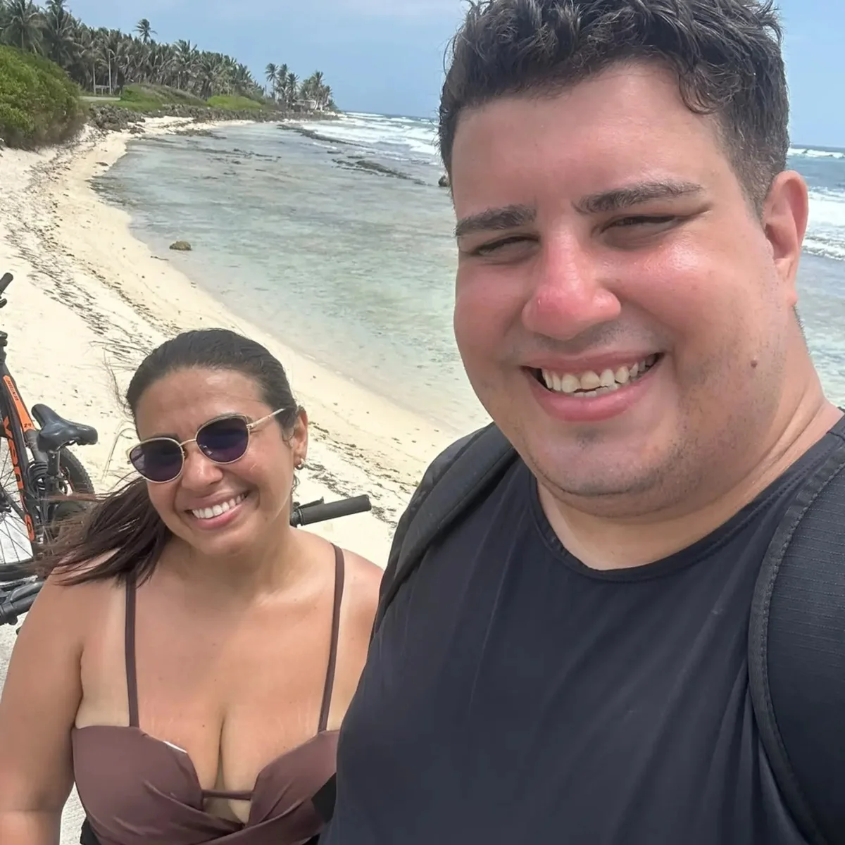 Dedeco e Fernanda Leite posam juntos na praia Dedeco e Fernanda Leite posam juntos na praia