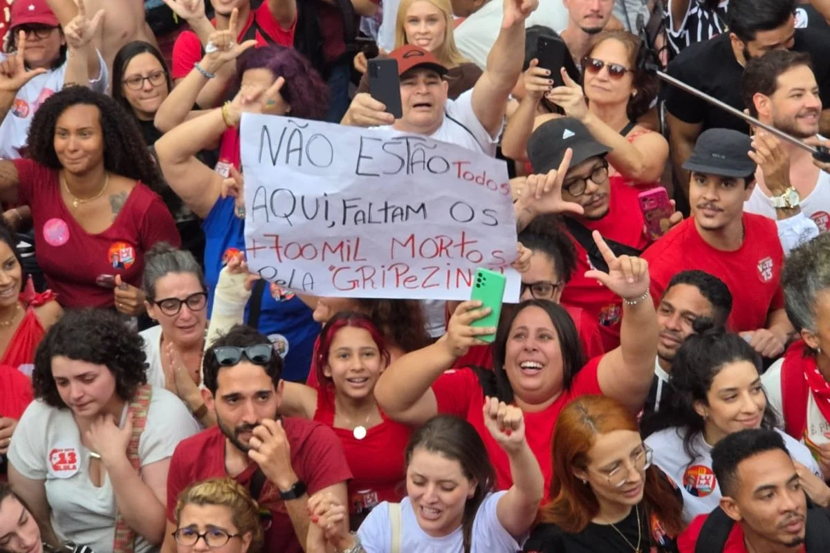 Cartaz lembra vítimas da Covid-19 em ato pró-Lula na Avenida Paulista Cartaz lembra vítimas da Covid-19 em ato pró-Lula na Avenida Paulista