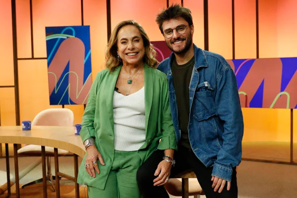 Hugo Bonemer no programa Sem Censura, ao lado de Cissa Guimarães - Metrópoles