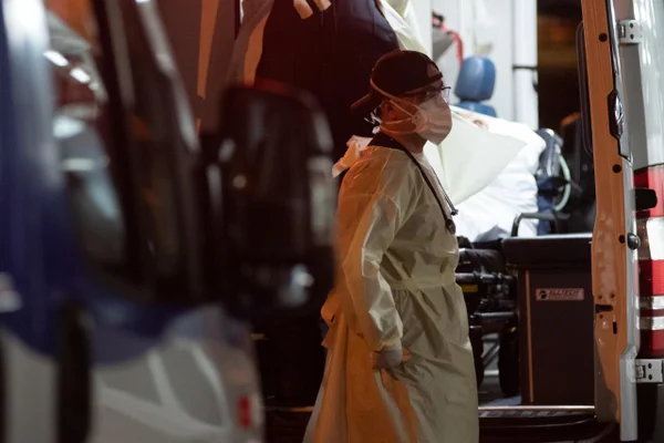 funcionarios da saude em atendimento a pacientes no hospital hran coronavirus