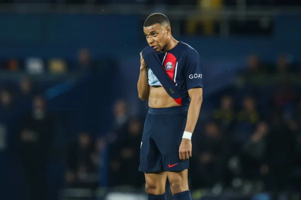 Imagem colorida de Mbappé com a camiseta levantada -metrópoles