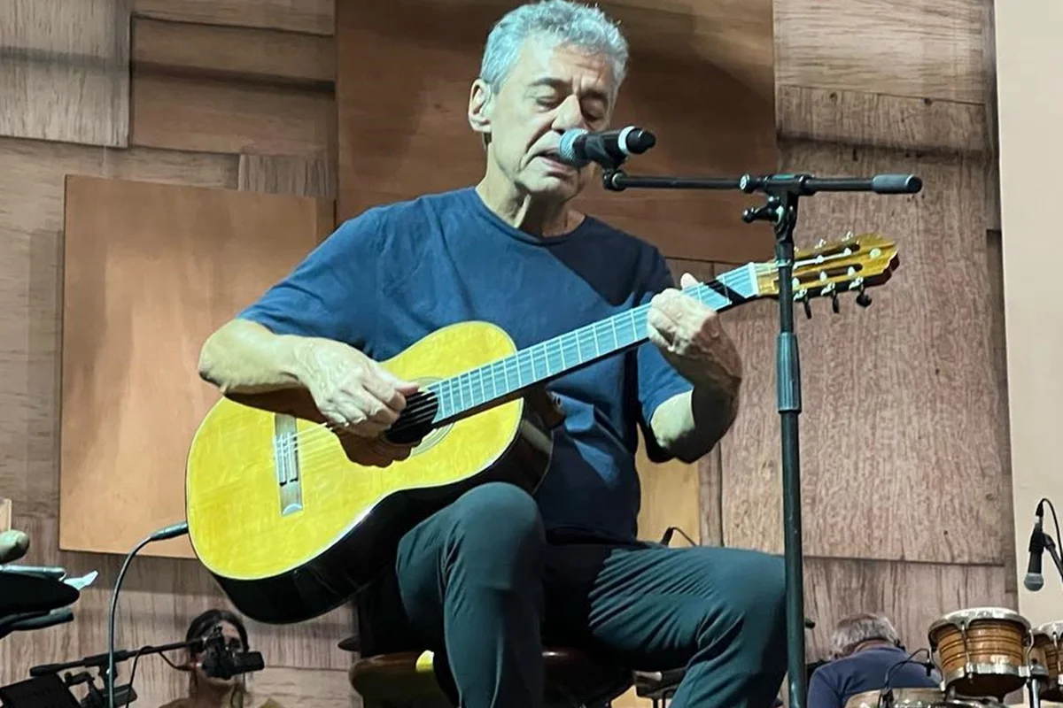 Chico Buarque é clicado durante ensaio Chico Buarque é clicado durante ensaio