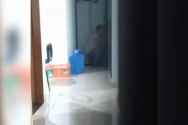 Servidor faz buraco em parede para gravar mulheres em banheiro