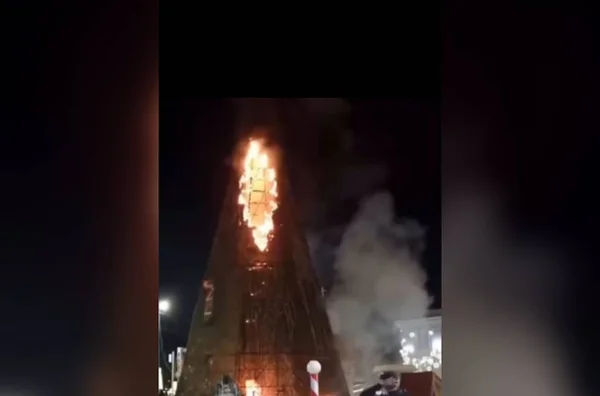 imagem colorida arvore de natal pega fogo acre