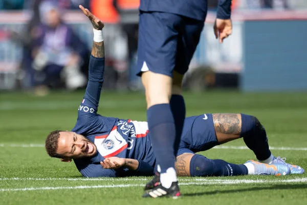 Jornal culpa a Seleção por nova lesão no tornozelo de Neymar