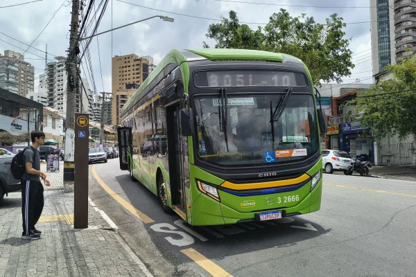 Imagem mostra ônibus a bateria, em São Paulo