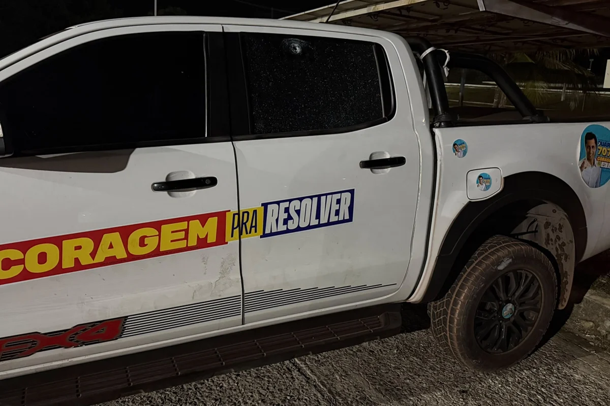 Carro em que estava o deputado Duarte Jr Carro em que estava o deputado Duarte Jr